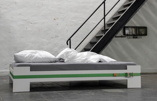 KOO_Die Entwicklung eines Bettes aus Schichtholz und Spanngurt