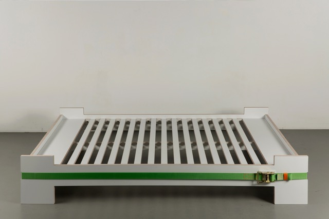 KOO_Die Entwicklung eines Bettes aus Schichtholz und Spanngurt