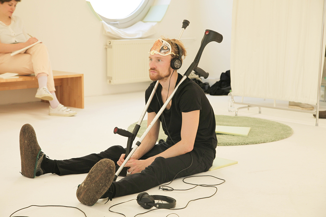 CARE LESS - Programm zur begleiteten Kunstbetrachtung - a program for assisting art experience