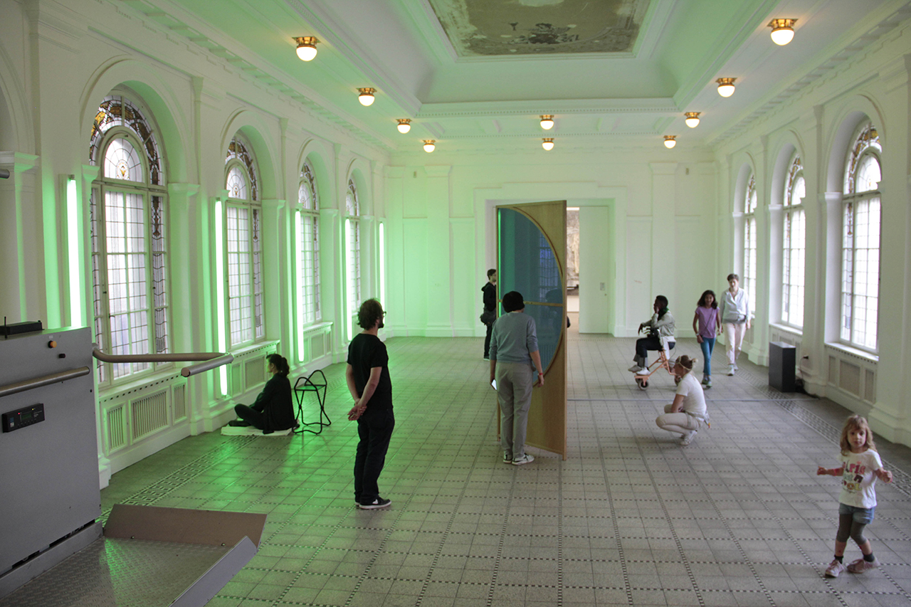 CARE LESS - Programm zur begleiteten Kunstbetrachtung - a program for assisting art experience